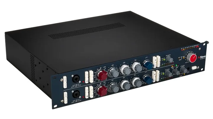 Neve 1073DPX-D, het voorpaneel met de draaiknoppen