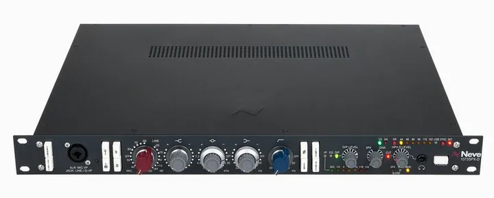 Neve 1073SPX-D, de aansluitingen aan de achterkant