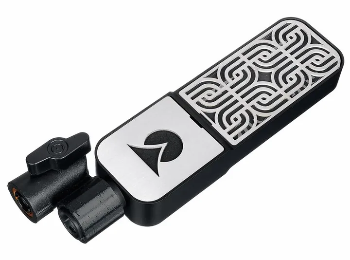 Ohma World Motif Condenser Black & Steel, de XLR-aansluiting onderaan