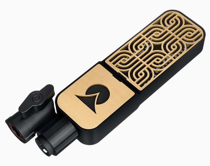Ohma World Motif Ribbon Black & Brass, de bevestiging en de houder