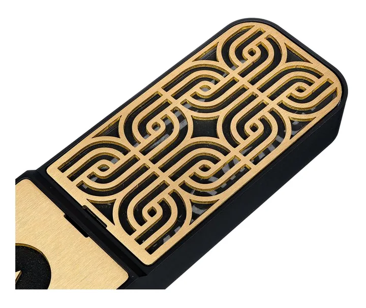 Ohma World Motif Ribbon Black & Brass, de bevestiging en de houder