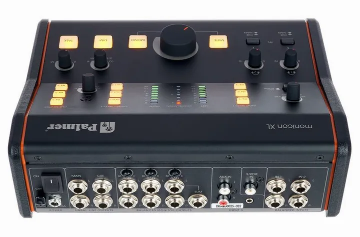 Palmer Monicon XL, de achterkant met de aansluitingen