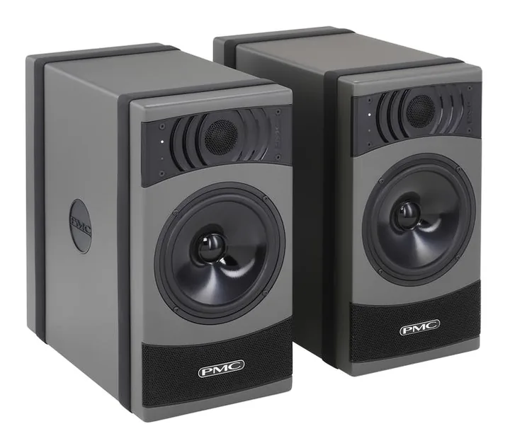 PMC Result 6, het frontpaneel met de woofer en tweeter