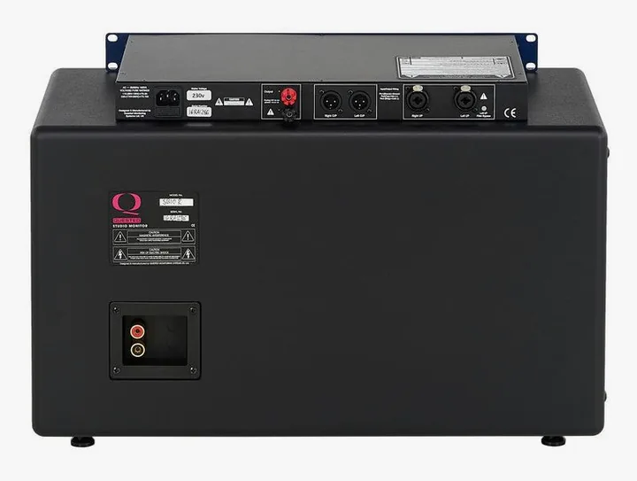 Quested SB10R, de achterkant met de aansluitingen