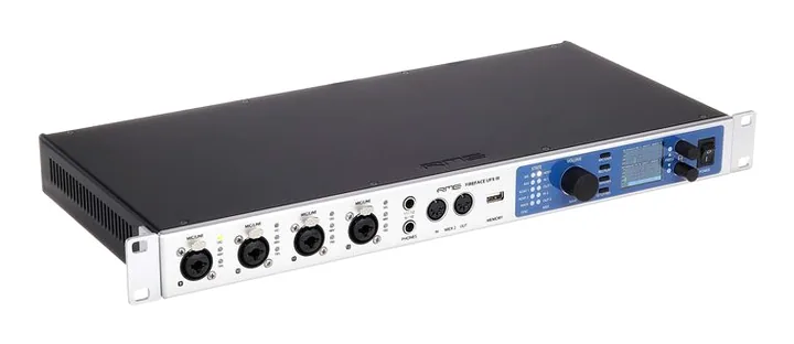RME Fireface UFX III, het voorpaneel met de draaiknoppen