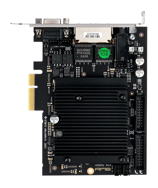RME HDSPe AoX-M, de behuizing van opzij