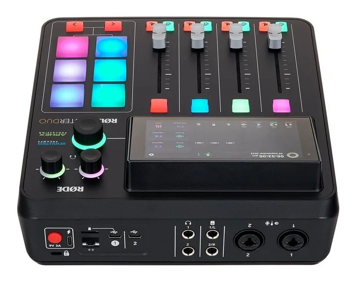 Rode Rodecaster Duo, de ingangen aan de voorzijde