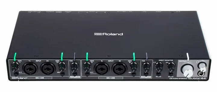 Roland Rubix44, de aansluitingen aan de achterkant