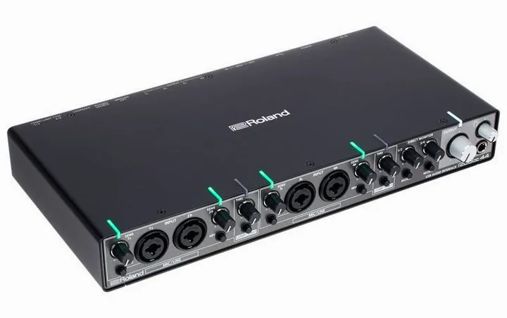 Roland Rubix44, de aansluitingen aan de achterkant