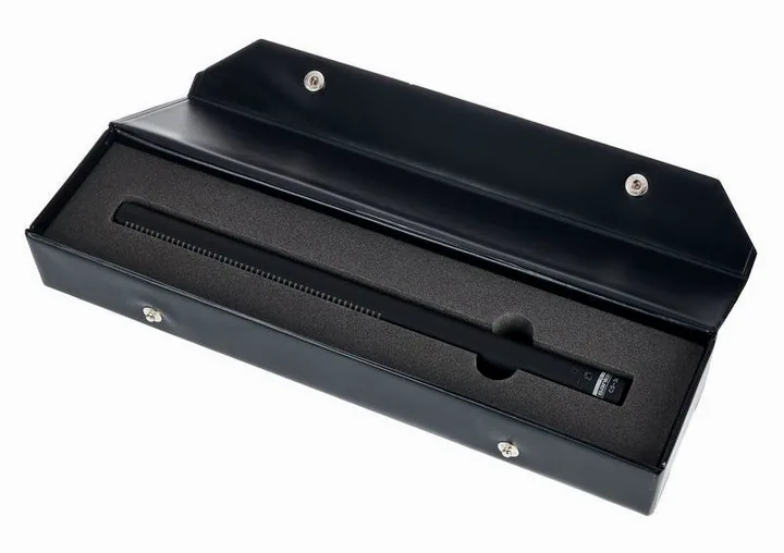 Sanken CS-3e, de XLR-aansluiting onderaan