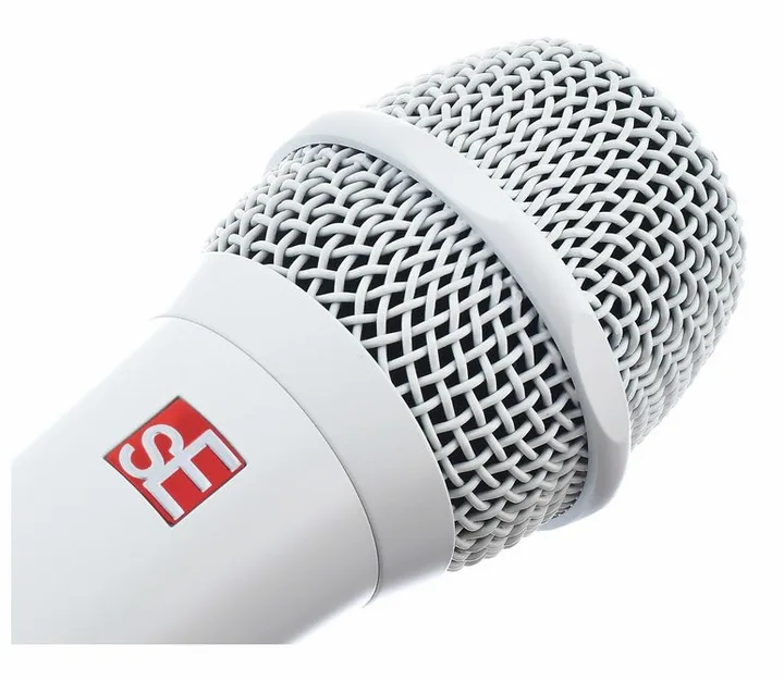SE Electronics V7 White, de XLR-aansluiting onderaan