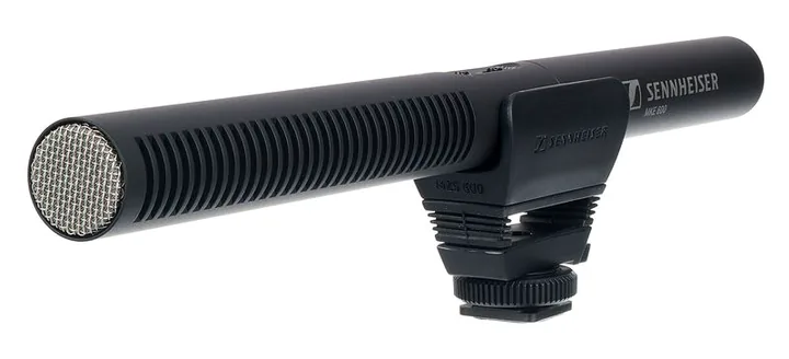 Sennheiser MKE 600 DeadCat Bundle, de XLR-aansluiting onderaan