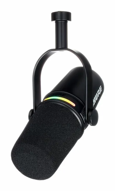 Shure MV7 Plus Broadcast Arm Bundle, de XLR-aansluiting onderaan