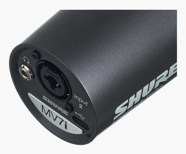 Shure MV7i Desktop Stand Bundle, het frontale grillewerk