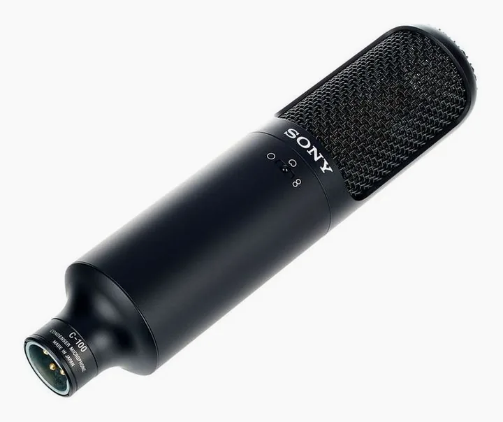 Sony C-100, de XLR-aansluiting onderaan