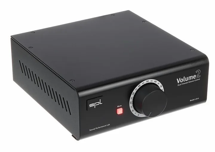 SPL Volume 2 Black, de achterkant met de aansluitingen