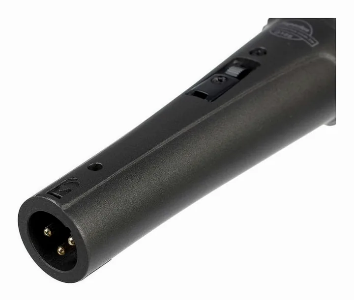 Superlux D108A, de XLR-aansluiting onderaan