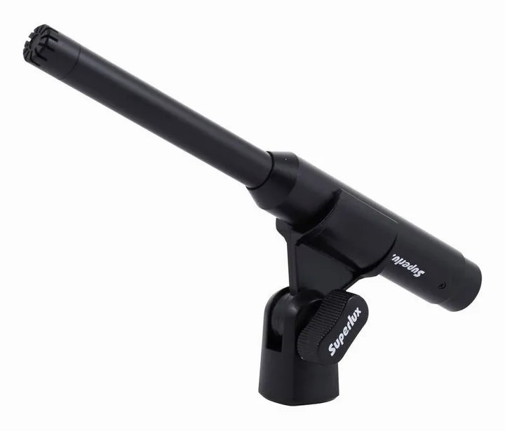 Superlux ECM999, de XLR-aansluiting onderaan