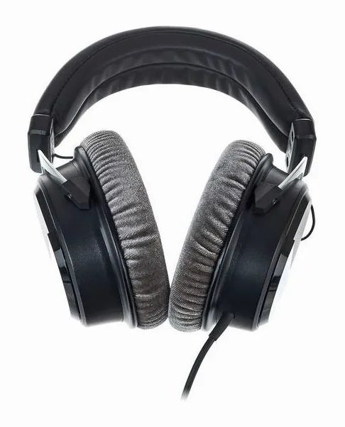 Superlux HD-660 Pro 32 Ohms, de kabelaansluiting aan de oorschelp