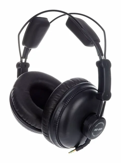 Superlux HD-669, de kabelaansluiting aan de oorschelp