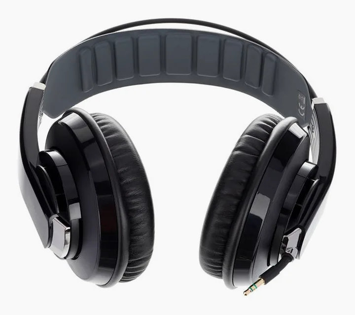 Superlux HD-681 Evo BK, de kabelaansluiting aan de oorschelp