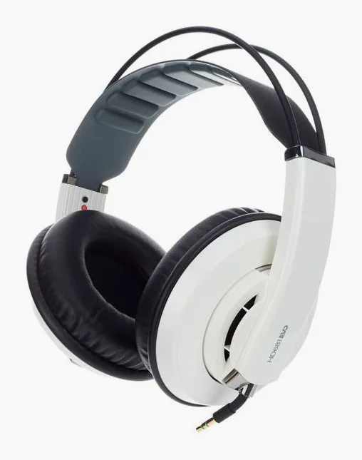 Superlux HD-681 Evo WH, de kabelaansluiting aan de oorschelp