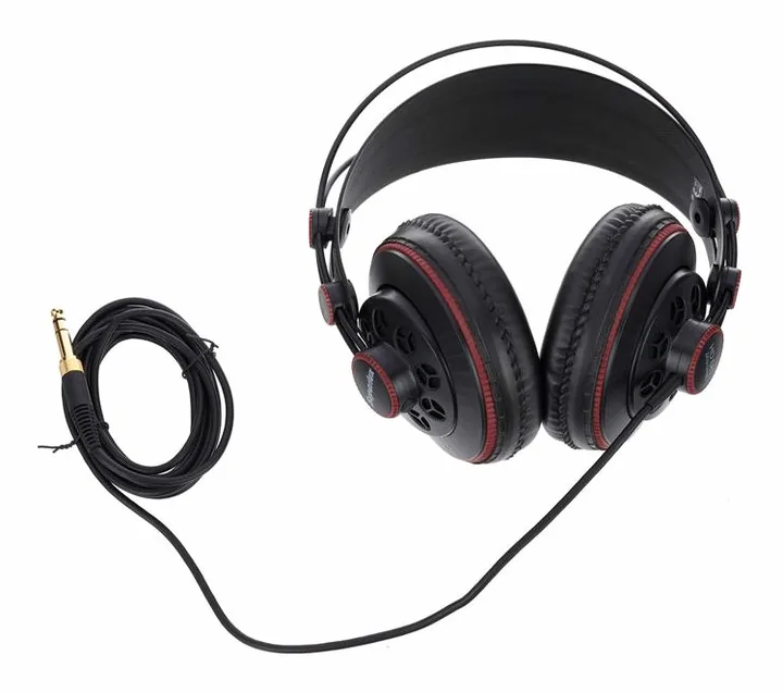 Superlux HD-681, de kabelaansluiting aan de oorschelp