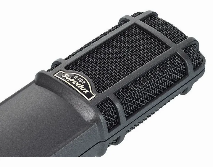 Superlux R102, het frontale grillewerk