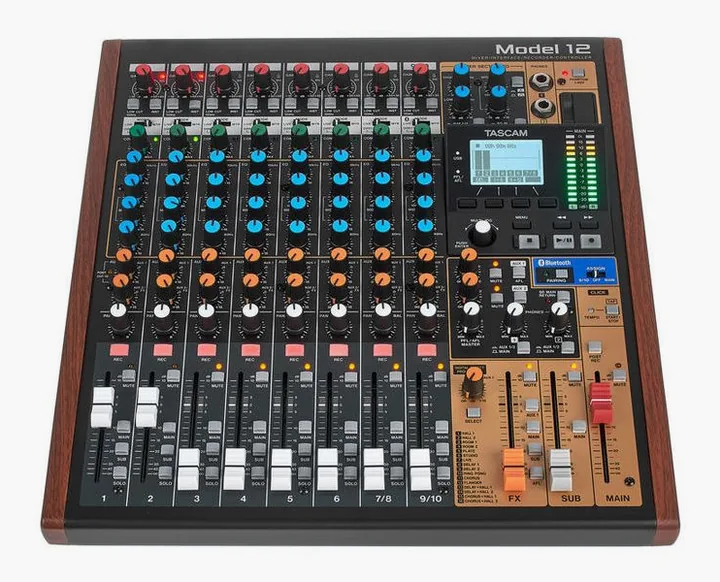 Tascam Model 12, de ingangen aan de voorzijde