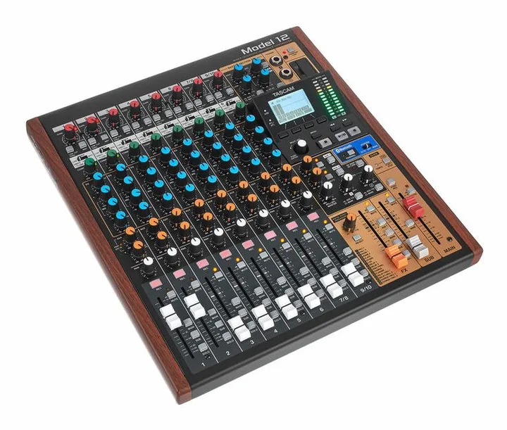 Tascam Model 12, het voorpaneel met de draaiknoppen