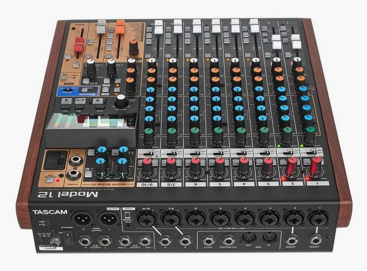 Tascam Model 12, het voorpaneel met de draaiknoppen