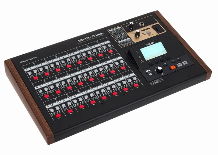Tascam Studio Bridge, de bovenkant van het apparaat