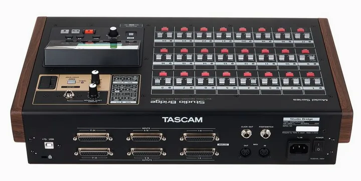 Tascam Studio Bridge, de behuizing van opzij
