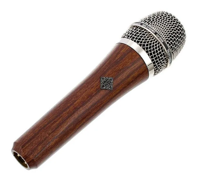 Telefunken M80 Cherry, het logo en de afwerking