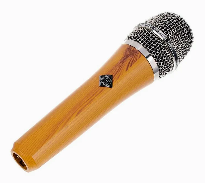 Telefunken M80 Oak, de XLR-aansluiting onderaan