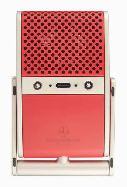 Tula Microphones Tula Mic Red, de XLR-aansluiting onderaan