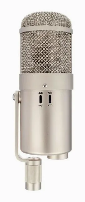 United Studio Technologies UT FET47, de XLR-aansluiting onderaan