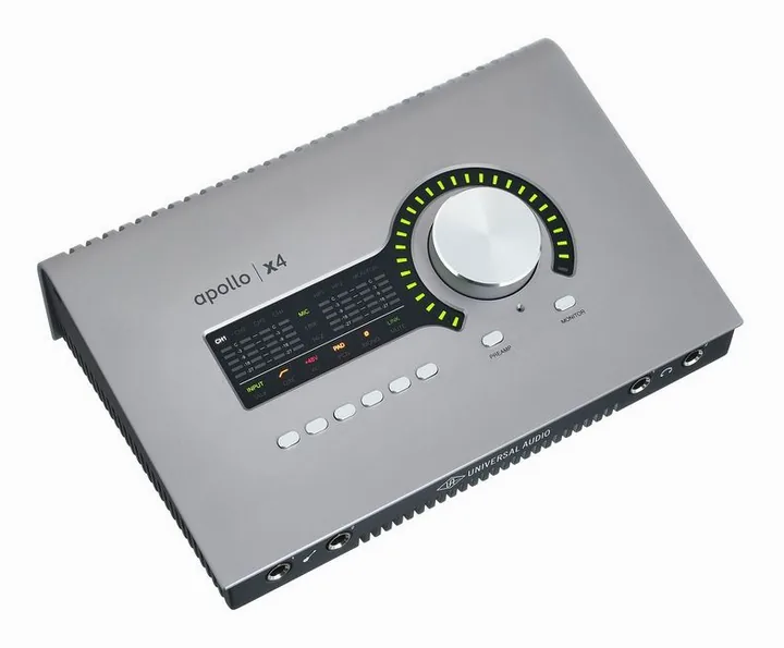 Universal Audio Apollo X4 Gen2 AC, de aansluitingen aan de achterkant