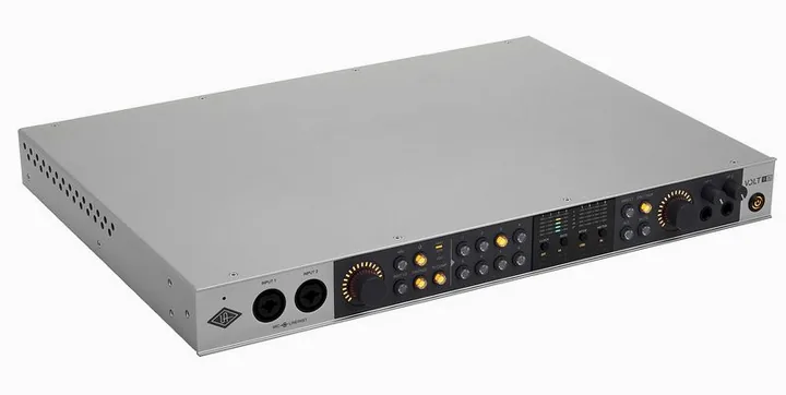 Universal Audio Volt 876 USB Recording Studio, het voorpaneel met de draaiknoppen