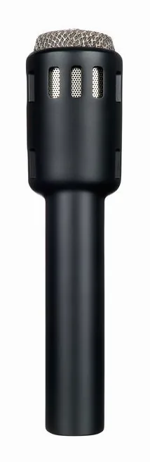 Warm Audio Retro 64, de XLR-aansluiting onderaan