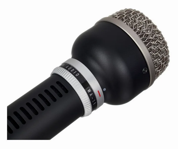 Warm Audio WA-19B, het logo en de afwerking