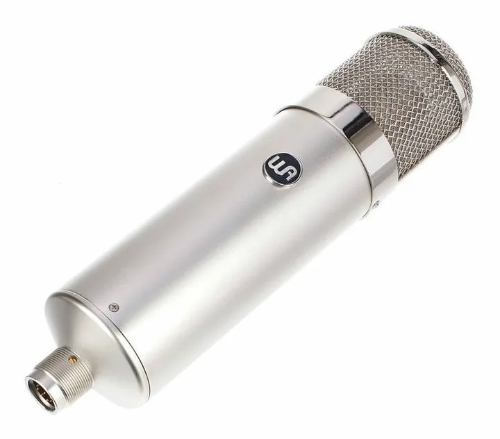 Warm Audio WA-47, de XLR-aansluiting onderaan