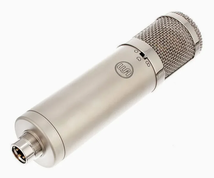 Warm Audio WA-47jr, de XLR-aansluiting onderaan