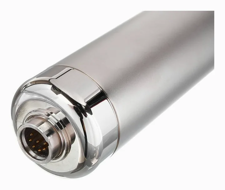 Warm Audio WA-CX12, de XLR-aansluiting onderaan