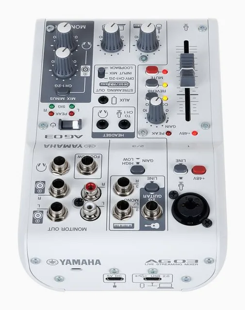Yamaha AG03 MK2 WH, de aansluitingen aan de achterkant