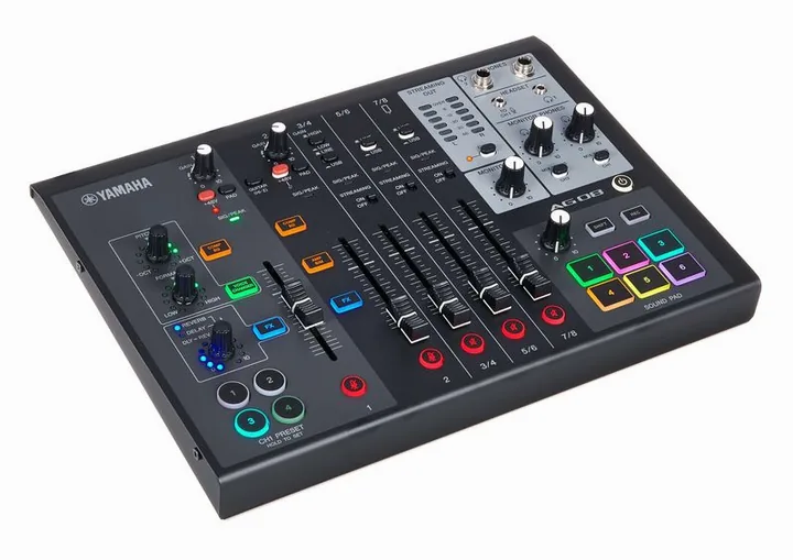 Yamaha AG08 BL, het volumeknopje en de LED-meters