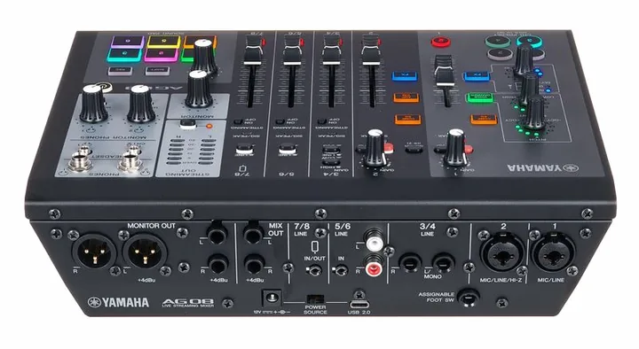 Yamaha AG08 BL, het volumeknopje en de LED-meters