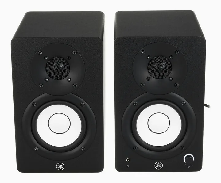 Yamaha HS 4, de regelaars aan de achterzijde