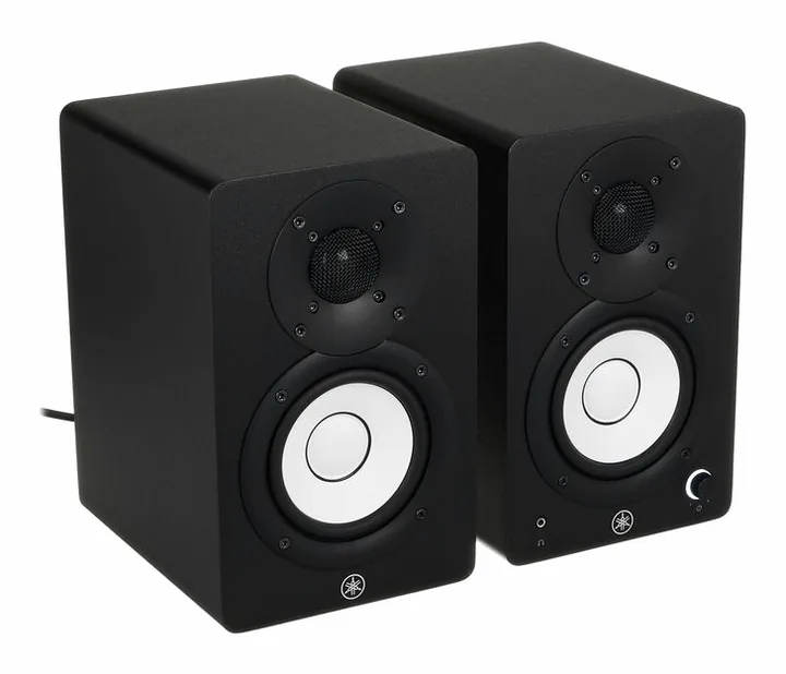 Yamaha HS 4, de achterkant met de aansluitingen