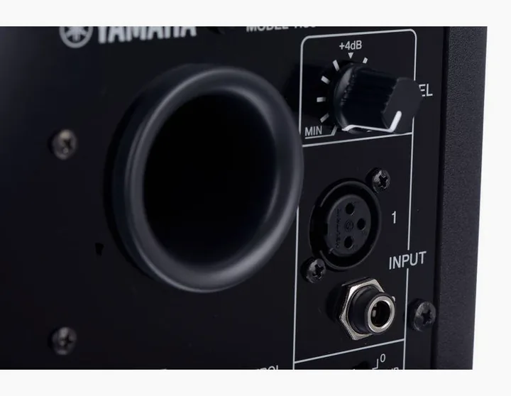 Yamaha HS 5, de regelaars aan de achterzijde